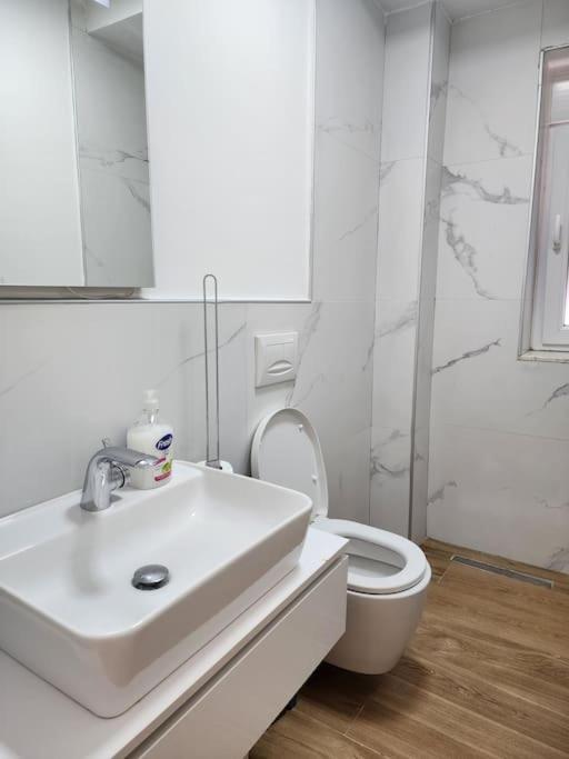 Cozy Midtown Apartment in Tirana - Image 3