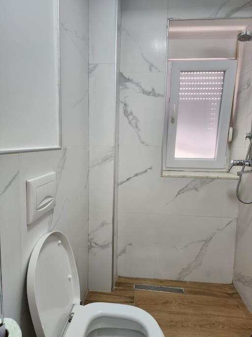 Cozy Midtown Apartment in Tirana - Image 7