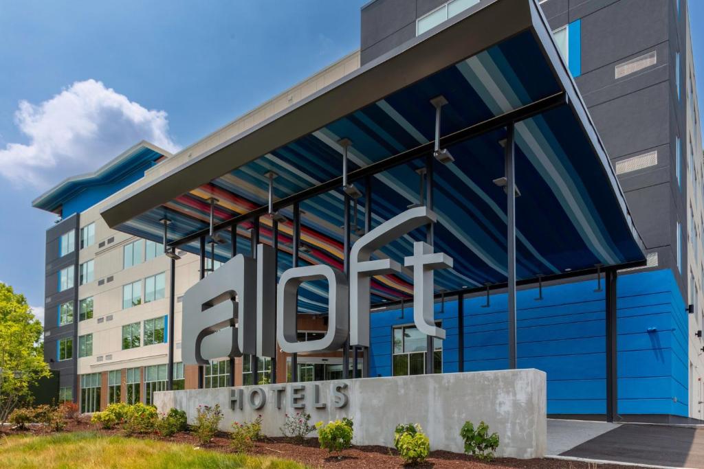 un edificio con uffici con i foroci dei cartelli di Aloft Nashville Airport a Nashville
