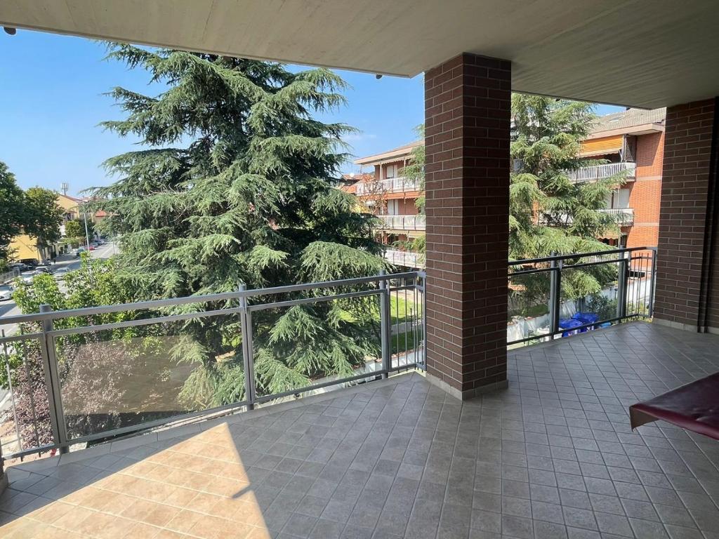 a balcony with a view of a tree at Alle porte di Torino in Moncalieri