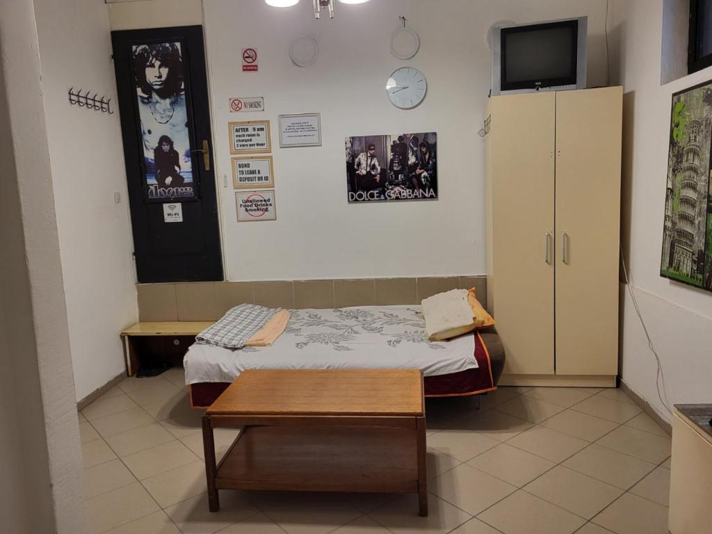 a small room with a bed and a table at North Mitrovica Center in Mitrovicë