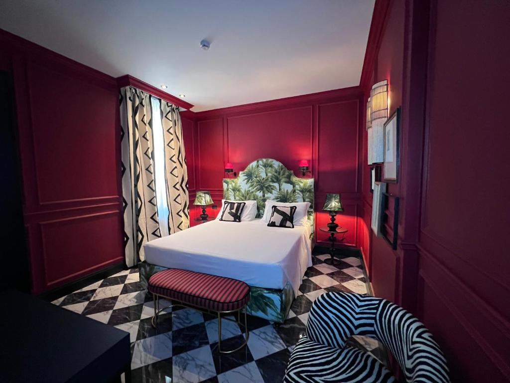 - une chambre avec un lit et des murs rouges dans l'établissement Demidoff Hotel Milano, à Milan