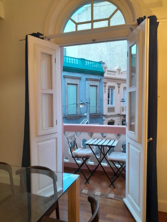 una puerta abierta con vistas a un balcón en Old town Santa Cruz, en Santa Cruz de Tenerife