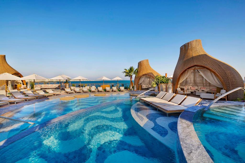 Bazén v ubytování Waldorf Astoria Doha Lusail nebo v jeho okolí