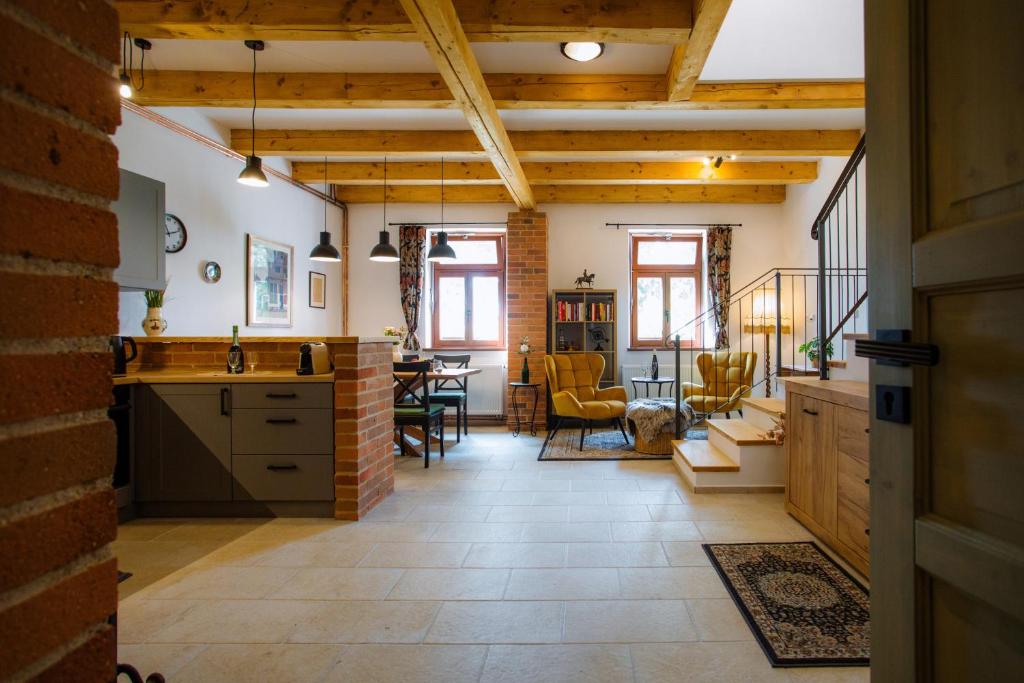eine Küche mit Holzdecken und ein Esszimmer in der Unterkunft Chalupa Mahouš 19 