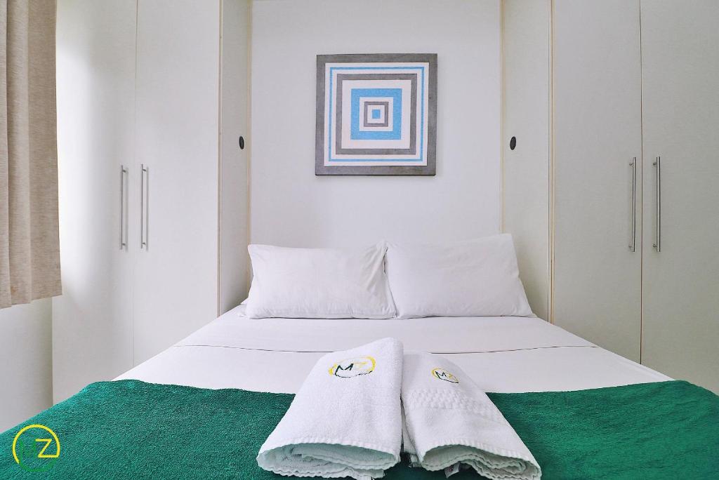 1 dormitorio con 1 cama con toallas en Studio na Avenida Atlantica de frente para a praia, en Río de Janeiro