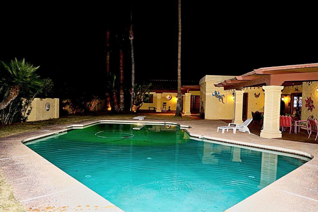 - une piscine dans une cour la nuit dans l'établissement The Casita in the heart of Paradise Valley Arizona, à Scottsdale