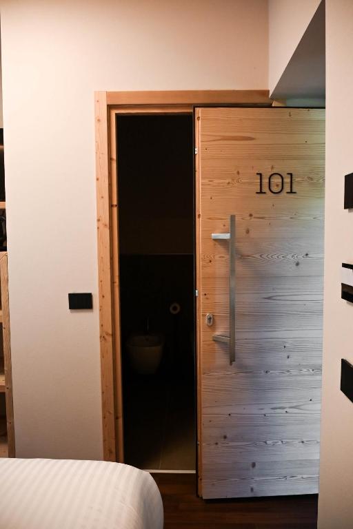 Postel nebo postele na pokoji v ubytování Grey Castle garnì&suite