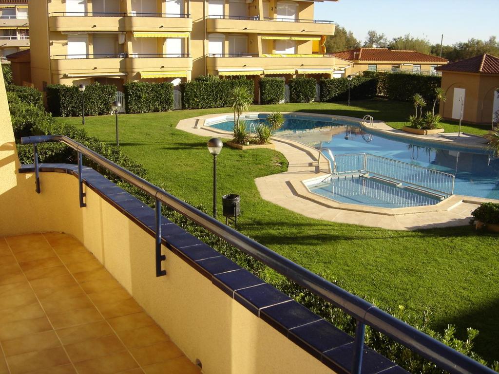 - un balcon dans un immeuble avec piscine dans l'établissement Apartamentos Tamarindos, à L'Estartit