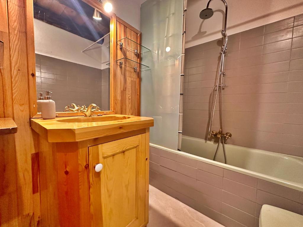 Koupelna v ubytování D2, Bordes d'Arinsal, Duplex Rustico con chimenea, Arinsal , zona Vallnord