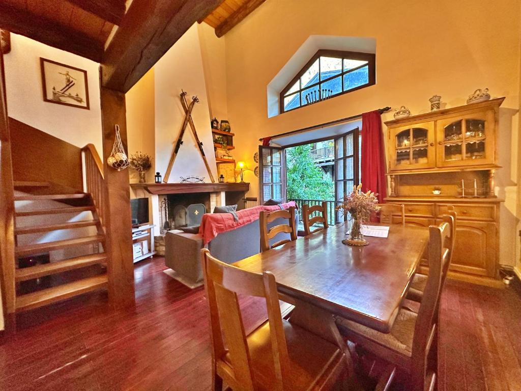 a kitchen and dining room with a wooden table and chairs at D2, Bordes d'Arinsal, Duplex Rustico con chimenea, Arinsal , zona Vallnord in Arinsal