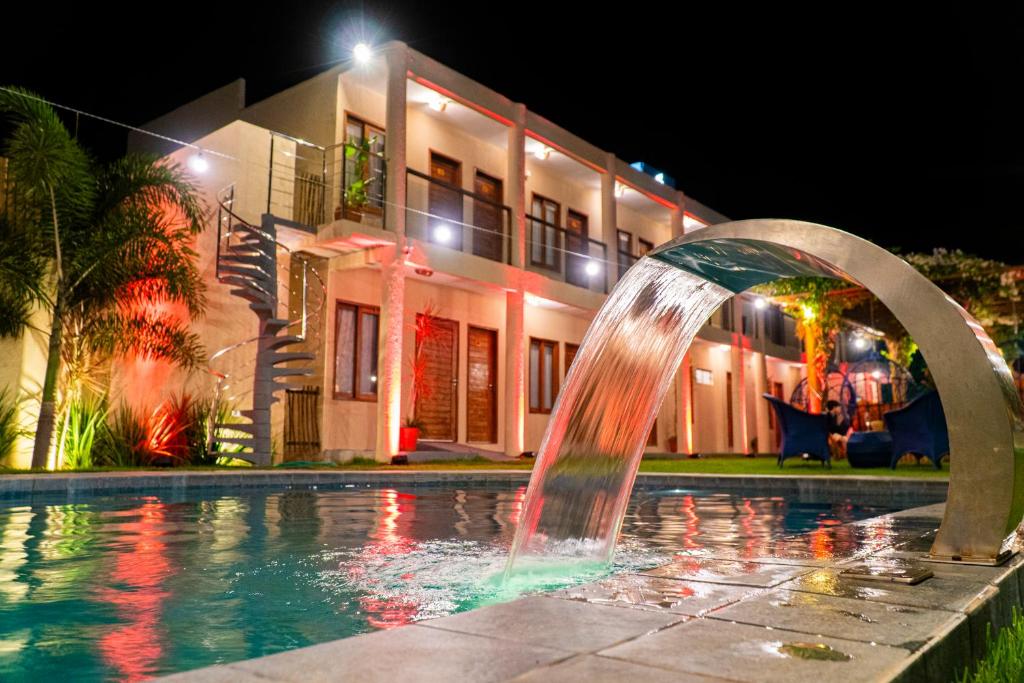 a water fountain in front of a house at night at Solarium de Gostoso in São Miguel do Gostoso