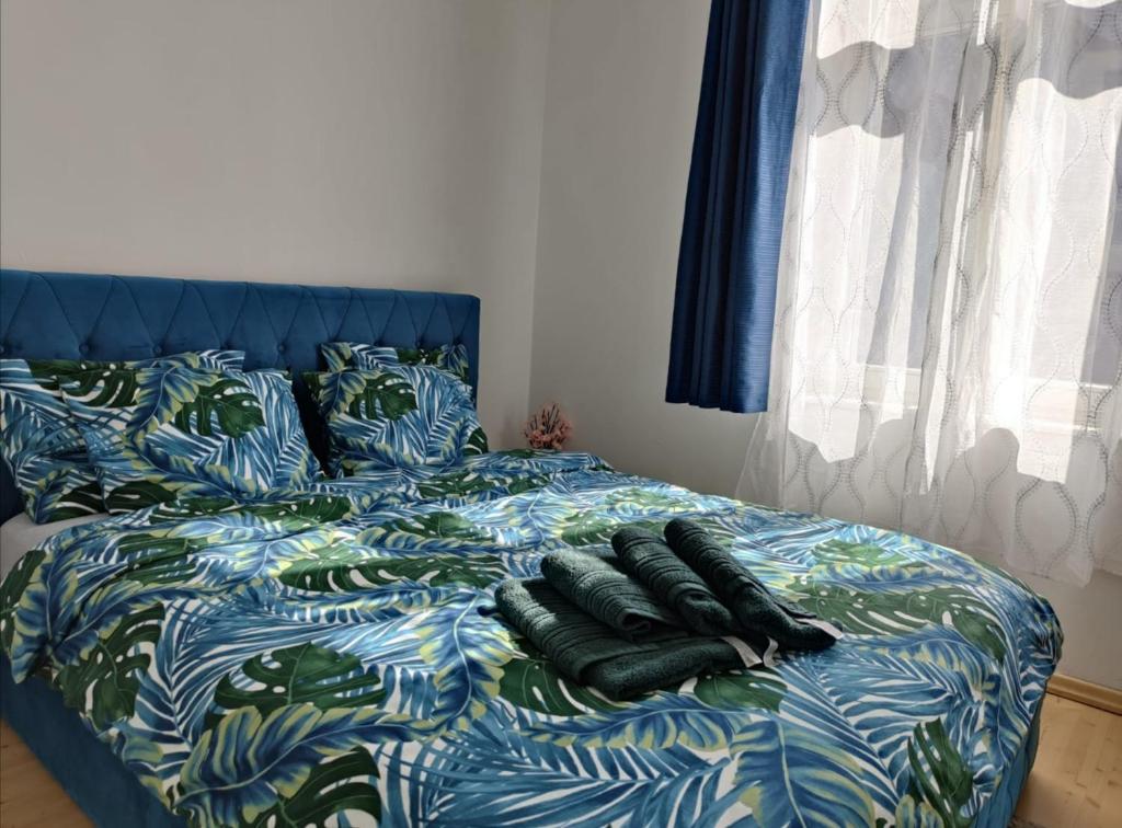 uma cama com almofadas pretas num quarto em Beach 1 minuta, Grand Hotel, Sheraton, molo, Best location em Sopot