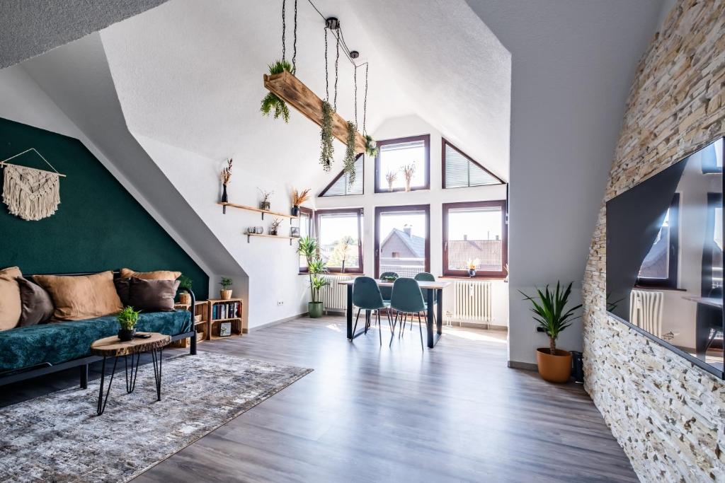uma sala de estar com um sofá e uma mesa em Nature Terminal Apartment - unterwegs zuhause em Steinenbronn