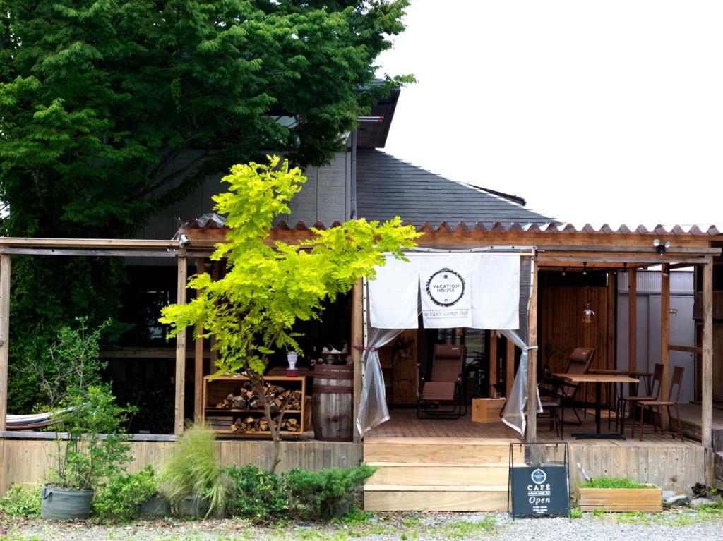 富士吉田的住宿－urban"s camp fuji - Vacation STAY 54448v，门廊和门标的房子