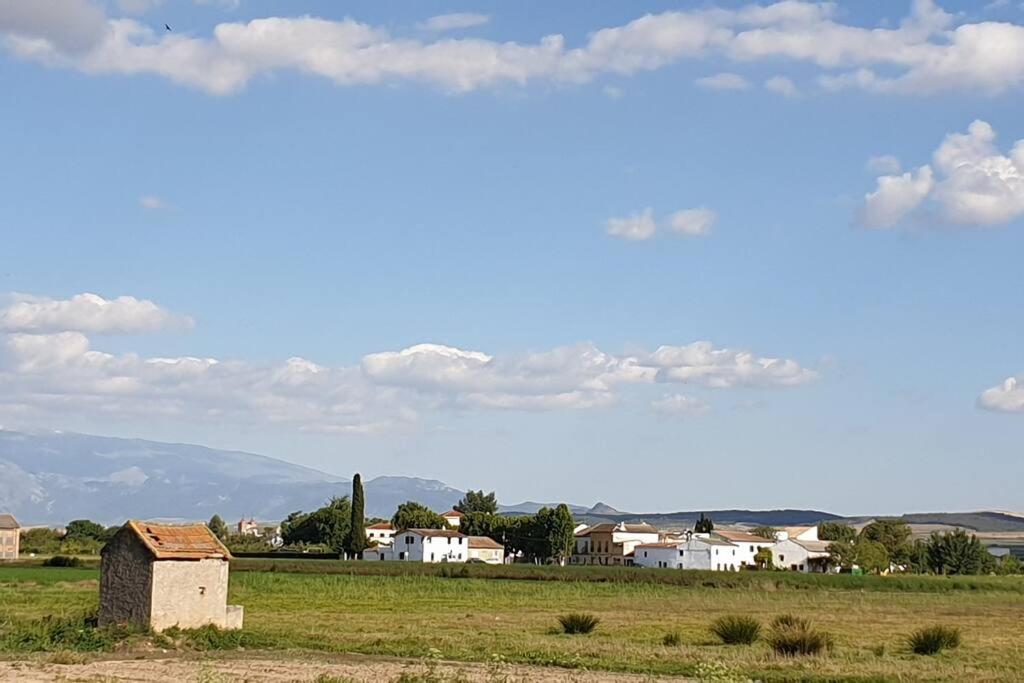 un campo con una casa en medio de un campo en Casa Virginia entre mar y montaña, en La Paz