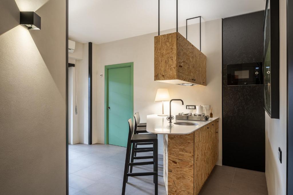 - une cuisine avec un comptoir et des chaises dans la chambre dans l'établissement Maison Ammiragli Vatican Rooms, à Rome