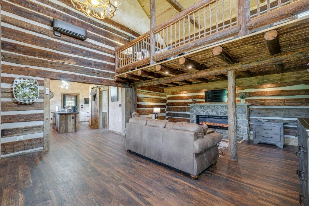 ein Wohnzimmer mit Couch und Kamin in der Unterkunft Bedford Cabin with Porch, 5 Mi to Historic District! in Bedford