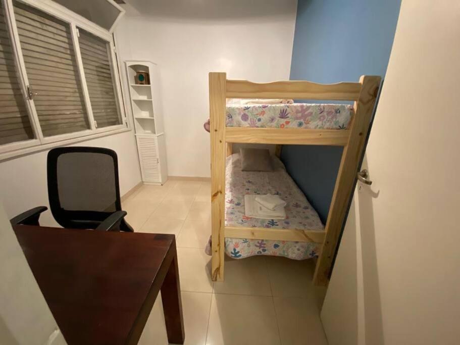 Habitación pequeña con 2 literas y escritorio. en Comodo departamento de 3 amb. en Buenos Aires