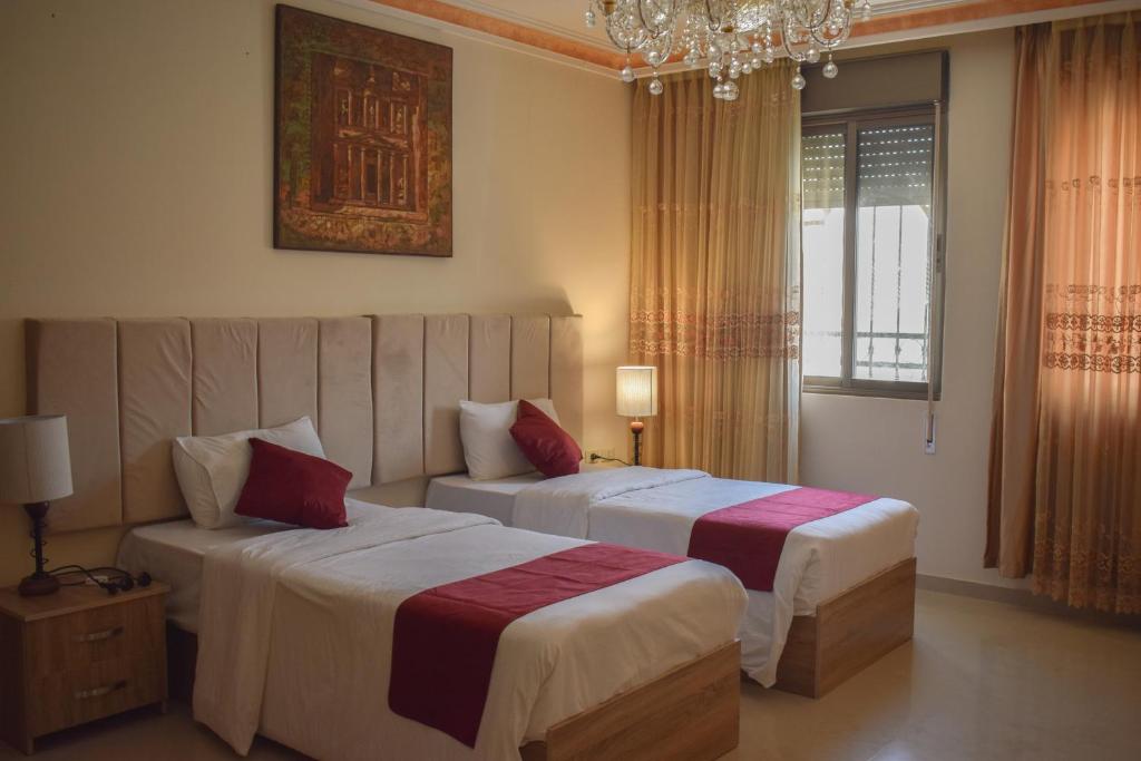 Postel nebo postele na pokoji v ubytování Twilight Hotel Petra