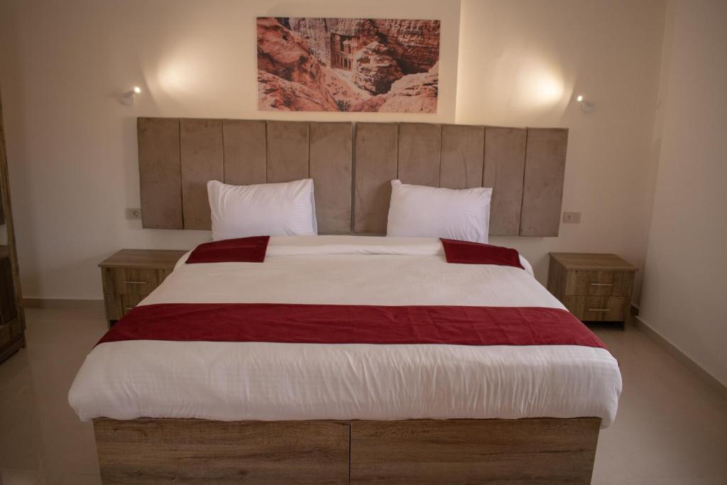 Postel nebo postele na pokoji v ubytování Twilight Hotel Petra
