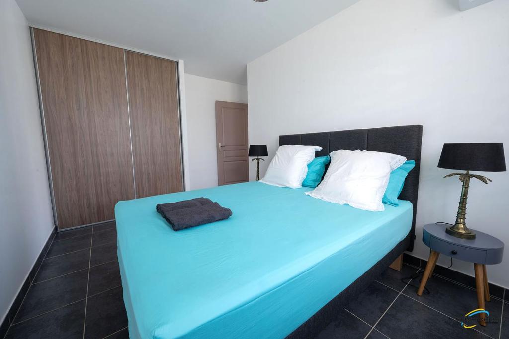 Postel nebo postele na pokoji v ubytování L'Anse Plage appartement 2 chambres avec spa à 200 m de la plage, jardin Privé et Parking