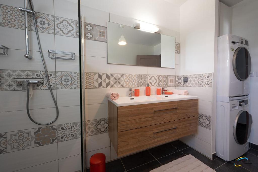 Koupelna v ubytování L'Anse Plage appartement 2 chambres avec spa à 200 m de la plage, jardin Privé et Parking