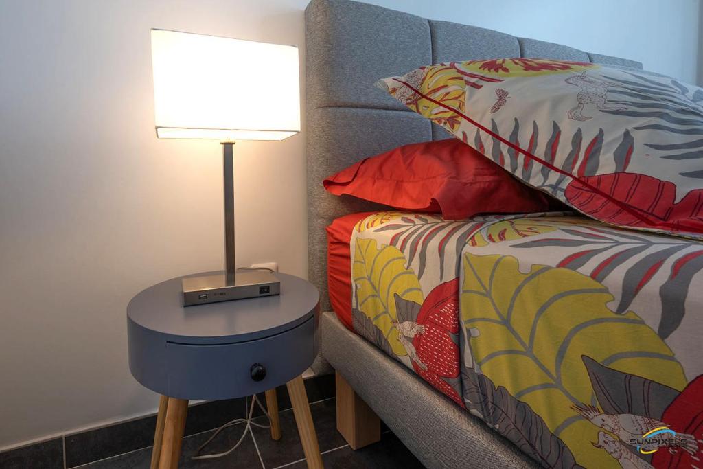 Postel nebo postele na pokoji v ubytování L'Anse Plage appartement 2 chambres avec spa à 200 m de la plage, jardin Privé et Parking