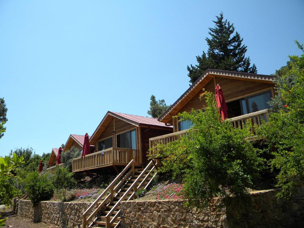 Cette maison en rondins est accessible par des escaliers. dans l'établissement Azra Villas, à Çıralı