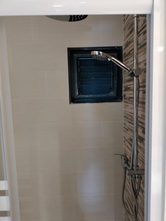 TV a/nebo společenská místnost v ubytování Appartements vue mer - Résidence de la baie - Tartane