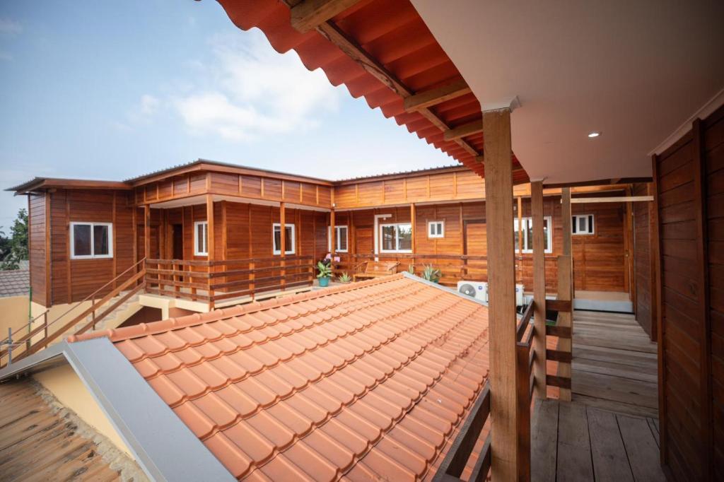 una imagen de una casa con techo en Guesthouse WF, en São Tomé