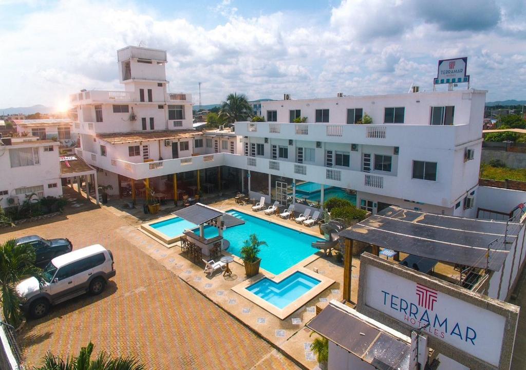  Elle offre une vue aérienne sur un hôtel doté d'une piscine. dans l'établissement Terramar Hoteles, à Crucita