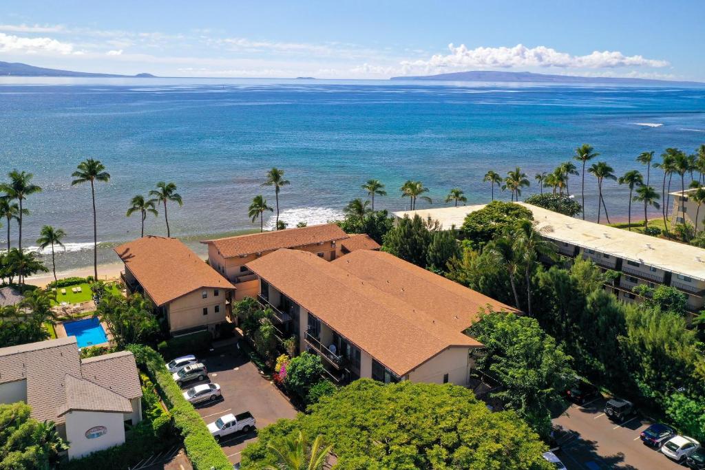 - une vue aérienne sur un complexe avec des palmiers et l'océan dans l'établissement Suite Maui Paradise Condo, à Wailuku