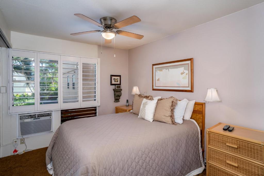 Postel nebo postele na pokoji v ubytování Suite Maui Paradise Condo
