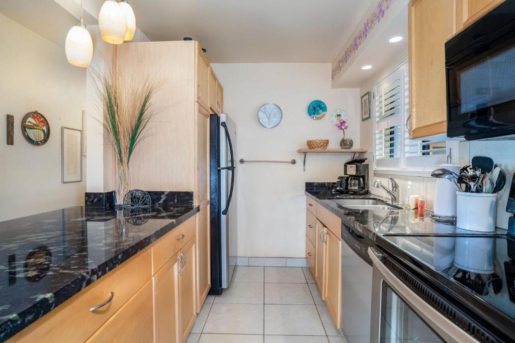 Kuchyň nebo kuchyňský kout v ubytování Suite Maui Paradise Condo