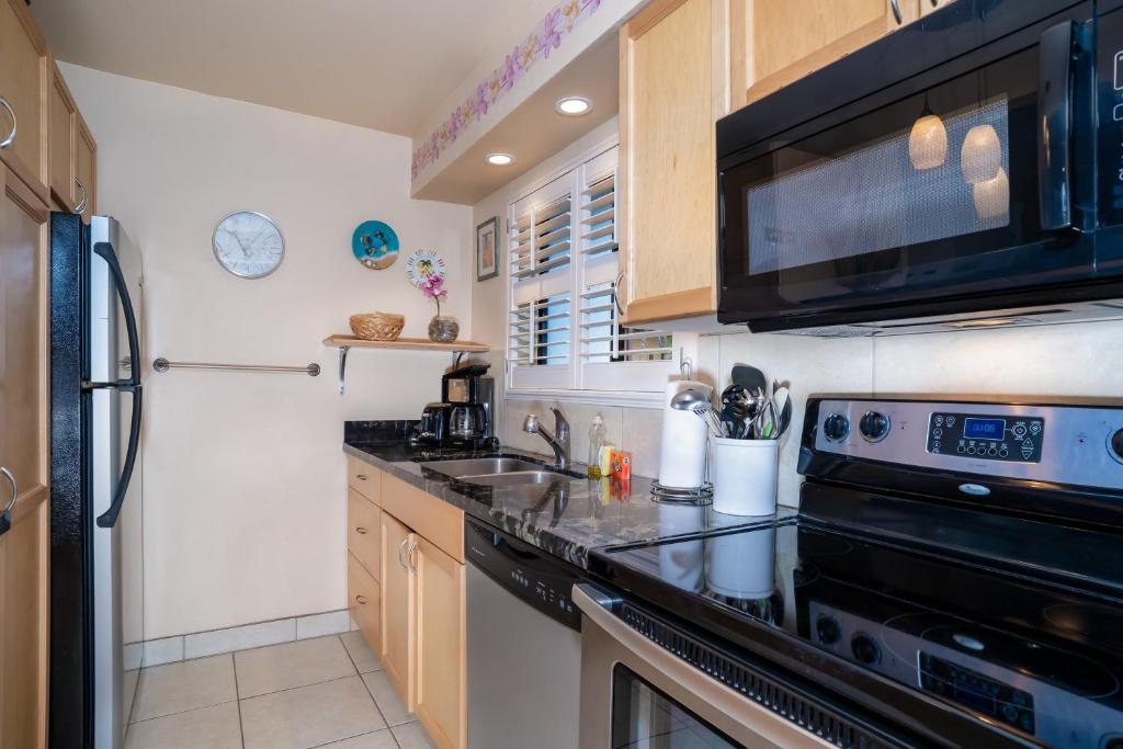 Kuchyň nebo kuchyňský kout v ubytování Suite Maui Paradise Condo