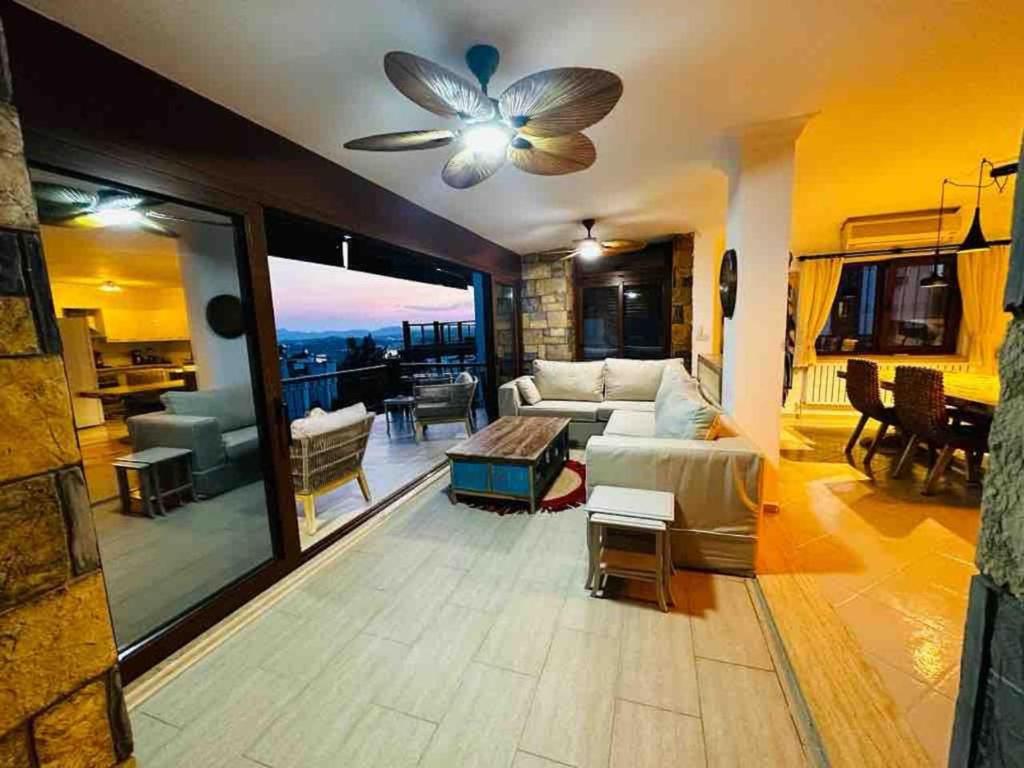 Qizlarga anal muolajalarni otkazayotgan shifokorning porno surati Birovning xotinlarini sikib kameraga suratga olishadi