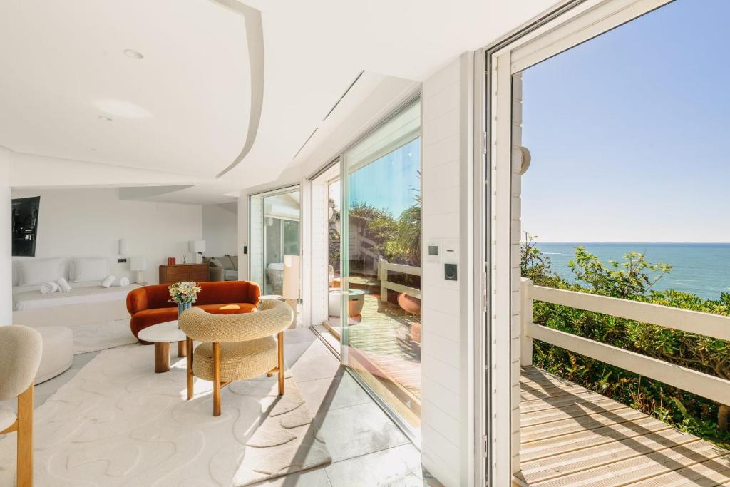 un salon avec vue sur l'océan dans l'établissement Light House, à Biarritz