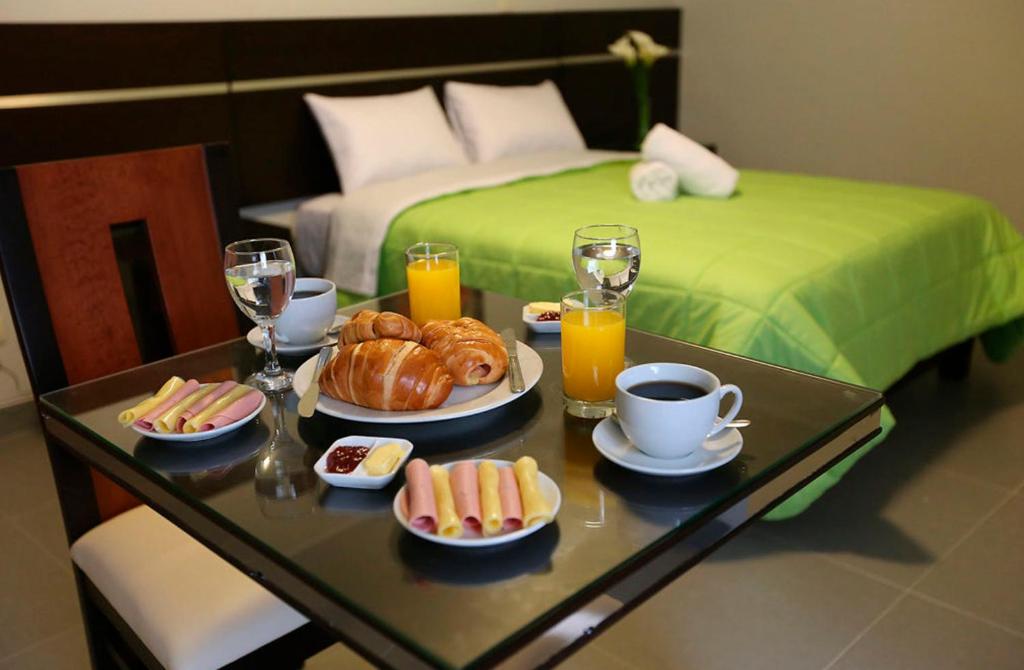 bandeja de alimentos para el desayuno en una mesa de una habitación de hotel en Casa Valle Encantado, en Lima