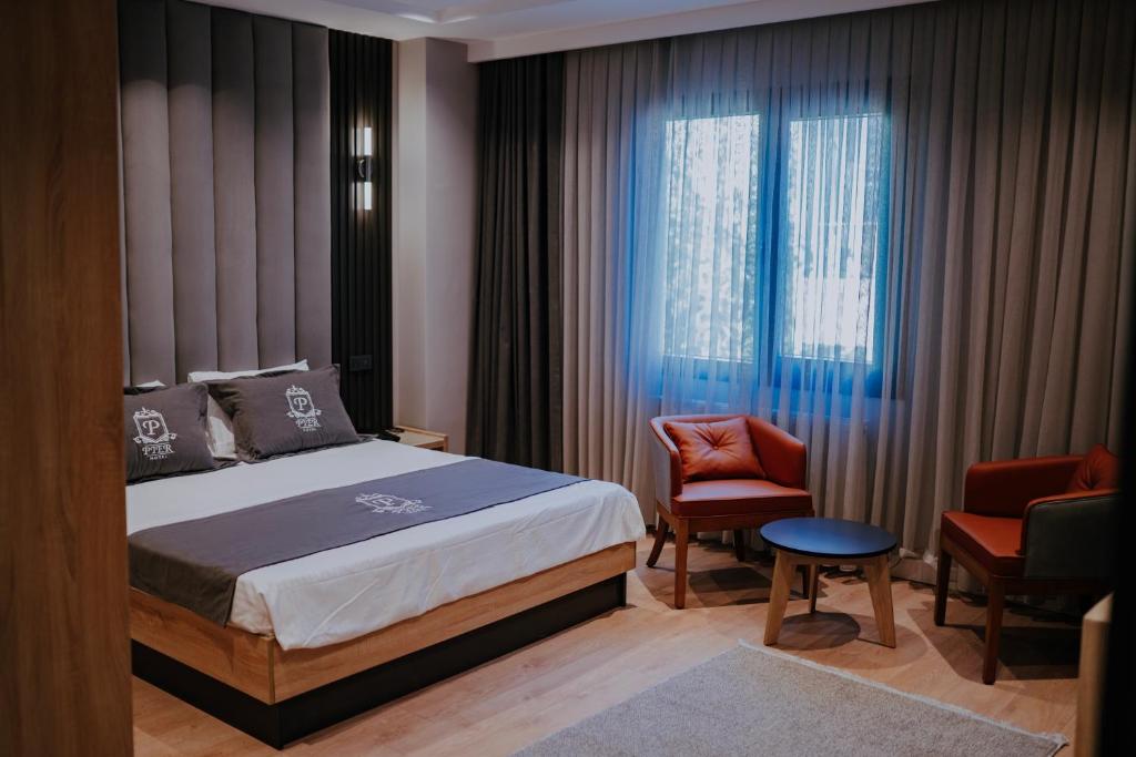 sypialnia z łóżkiem, krzesłem i oknem w obiekcie Pier Hotel w Stambule