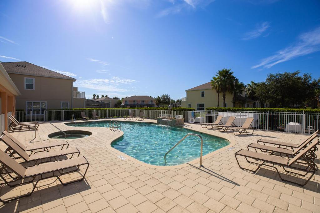 una piscina con tumbonas y una piscina en Peaceful Home in Serenity Disney area, en Orlando
