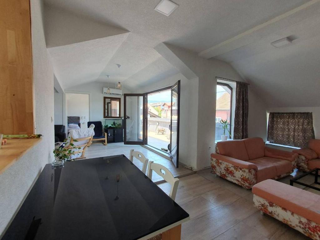 多博伊的住宿－Apartman Gradina，客厅配有沙发和桌子
