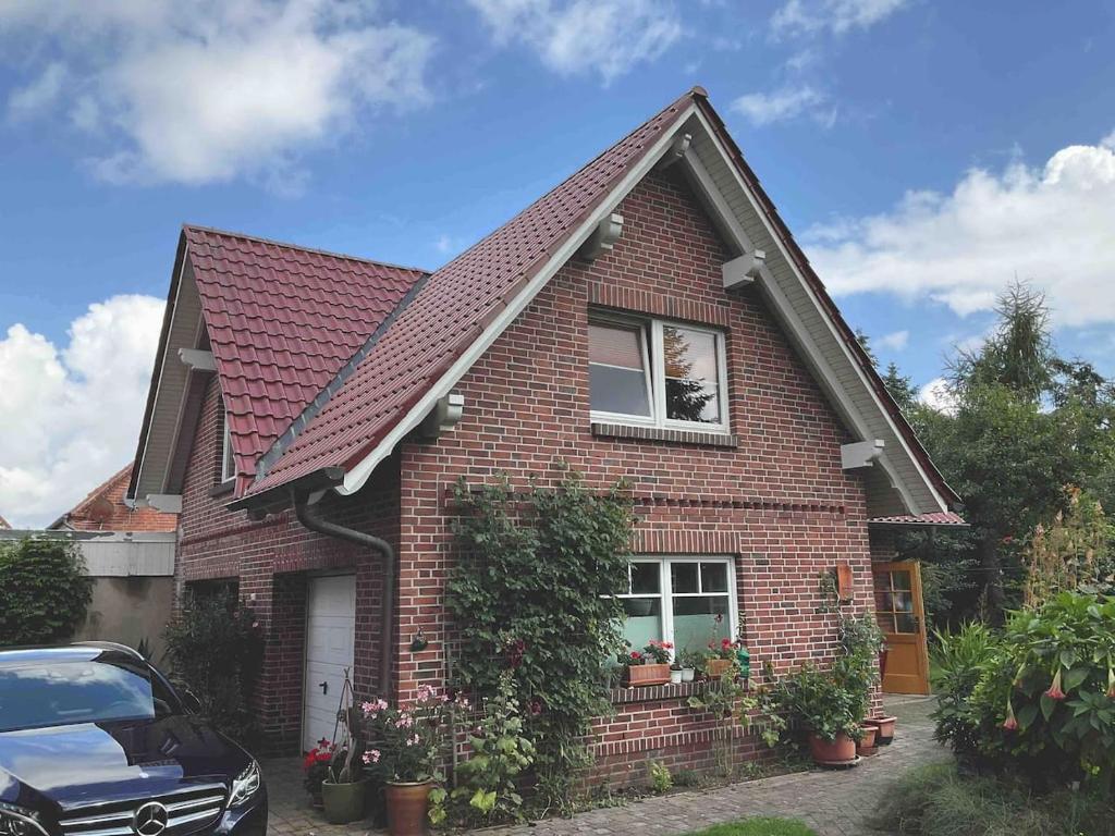 una casa in mattoni con tetto rosso di Idyllische Ferienwohnung a Wittenburg