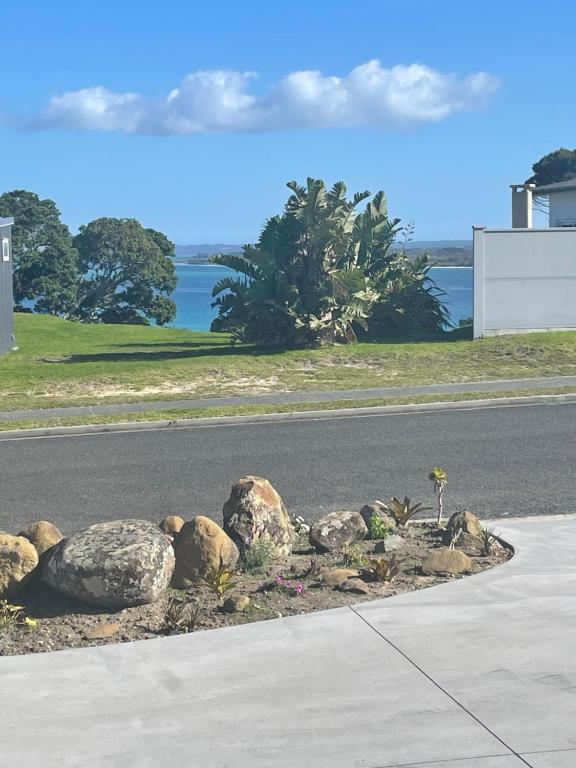 un jardín de rocas al lado de una carretera en Wander Inn, en Kaitaia