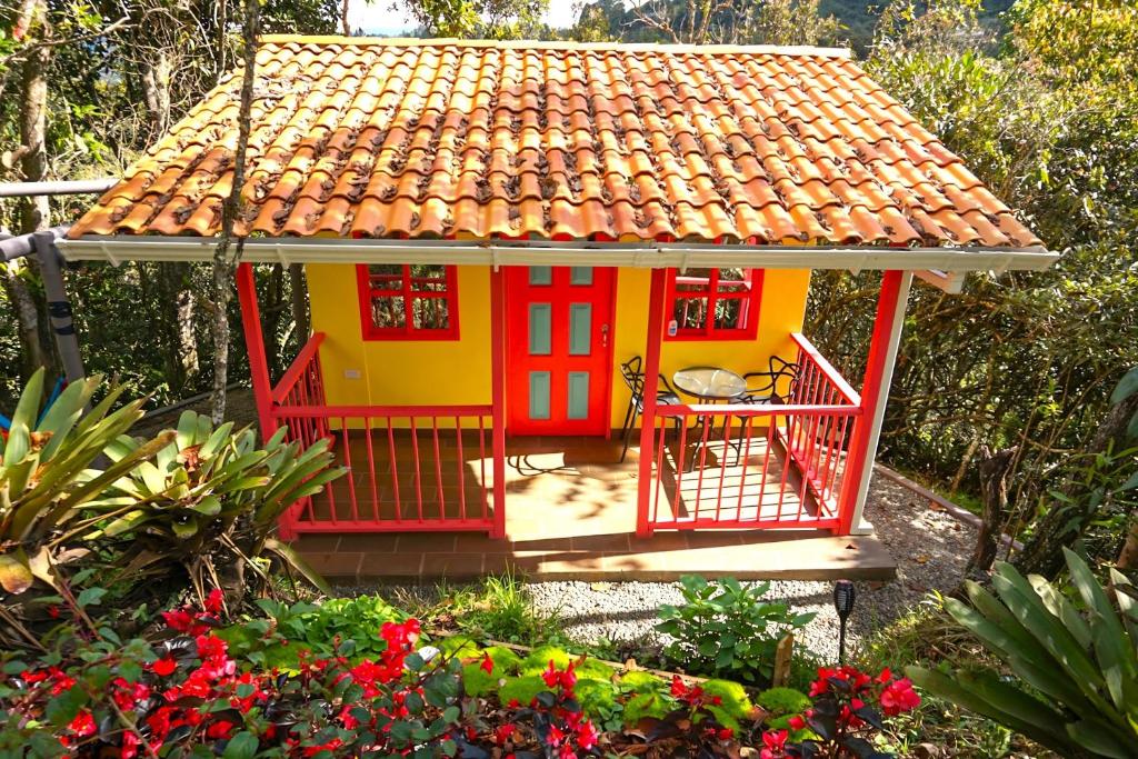 Aed väljaspool majutusasutust ENCANTO Minicasitas en medio de la naturaleza