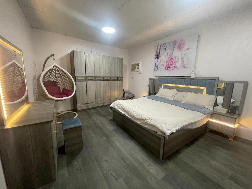 1 dormitorio con cama y escritorio. en شاليهات قلب الهدا 1-2, en Al Hada