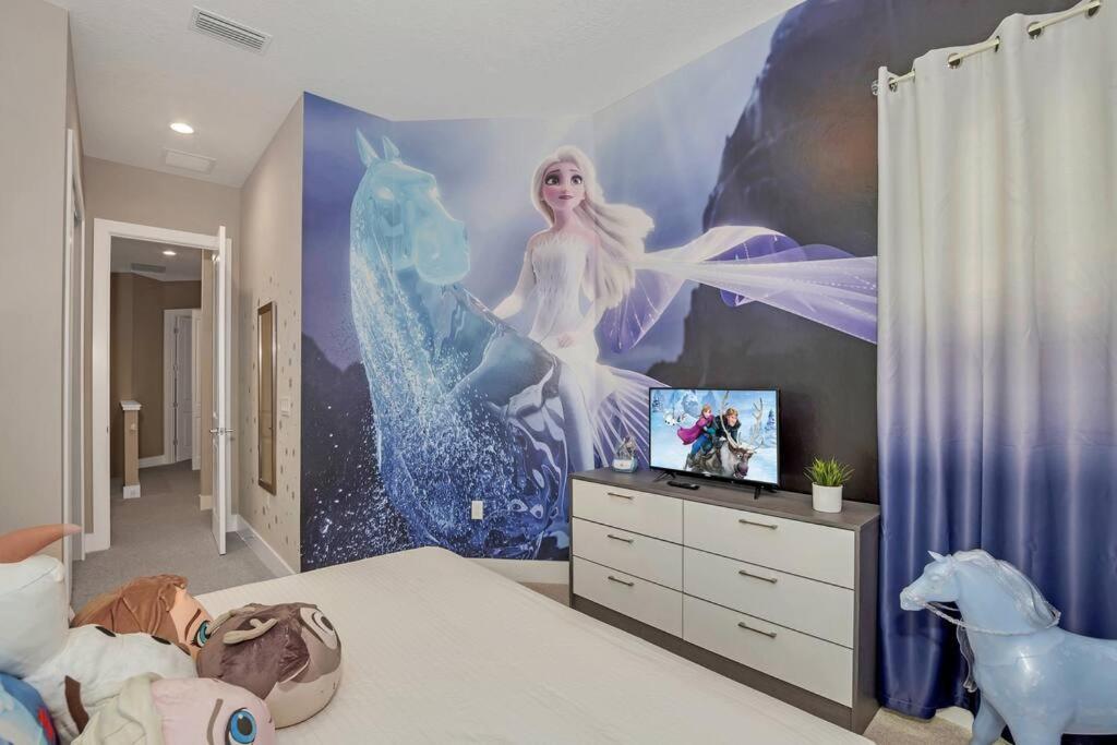 1 dormitorio con un mural de sirena en la pared en New Awesome decorated dreamhouse en Orlando