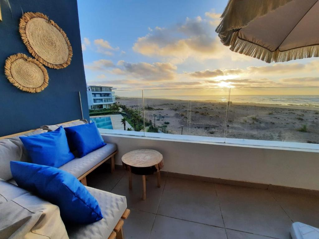 uma sala de estar com vista para o oceano em Sidi Rahal Blue View, Piscine & mer sans vis-à-vis em Sidi Rahal
