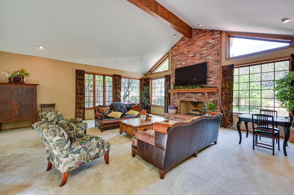 TV/trung tâm giải trí tại Hot Tub and Games Spacious Golf Retreat in Payson