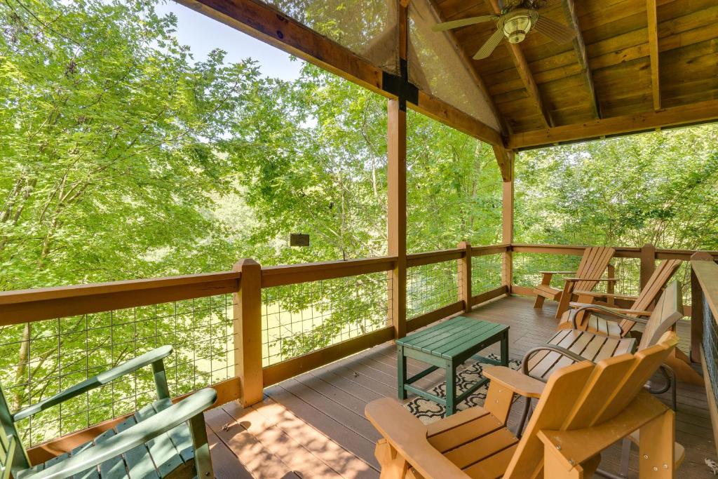 Balkón alebo terasa v ubytovaní Cozy Creekside Cabin with Fire Pit and Views!